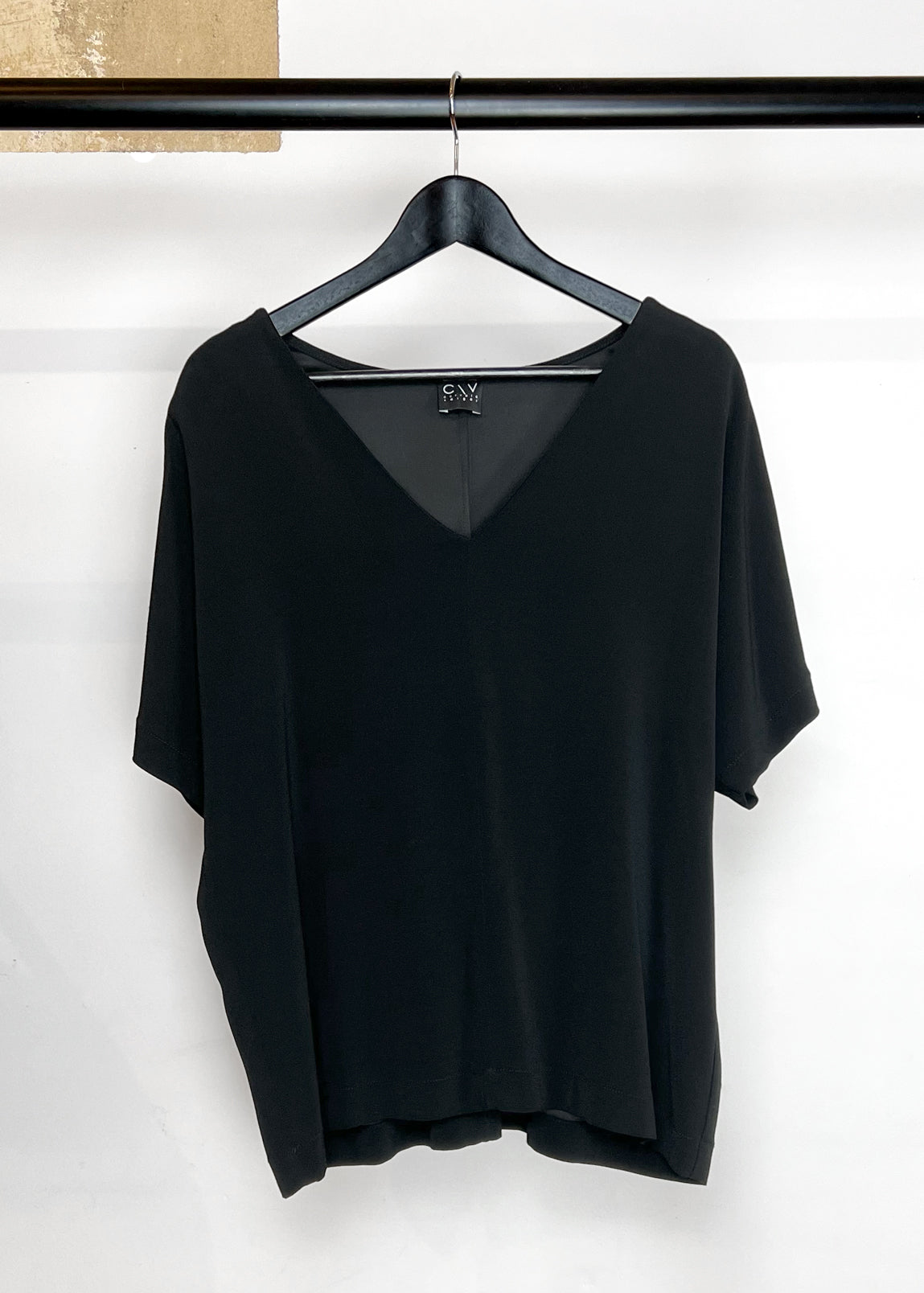 V-Neck Short Sleeve Top in Solid Black "Lille"