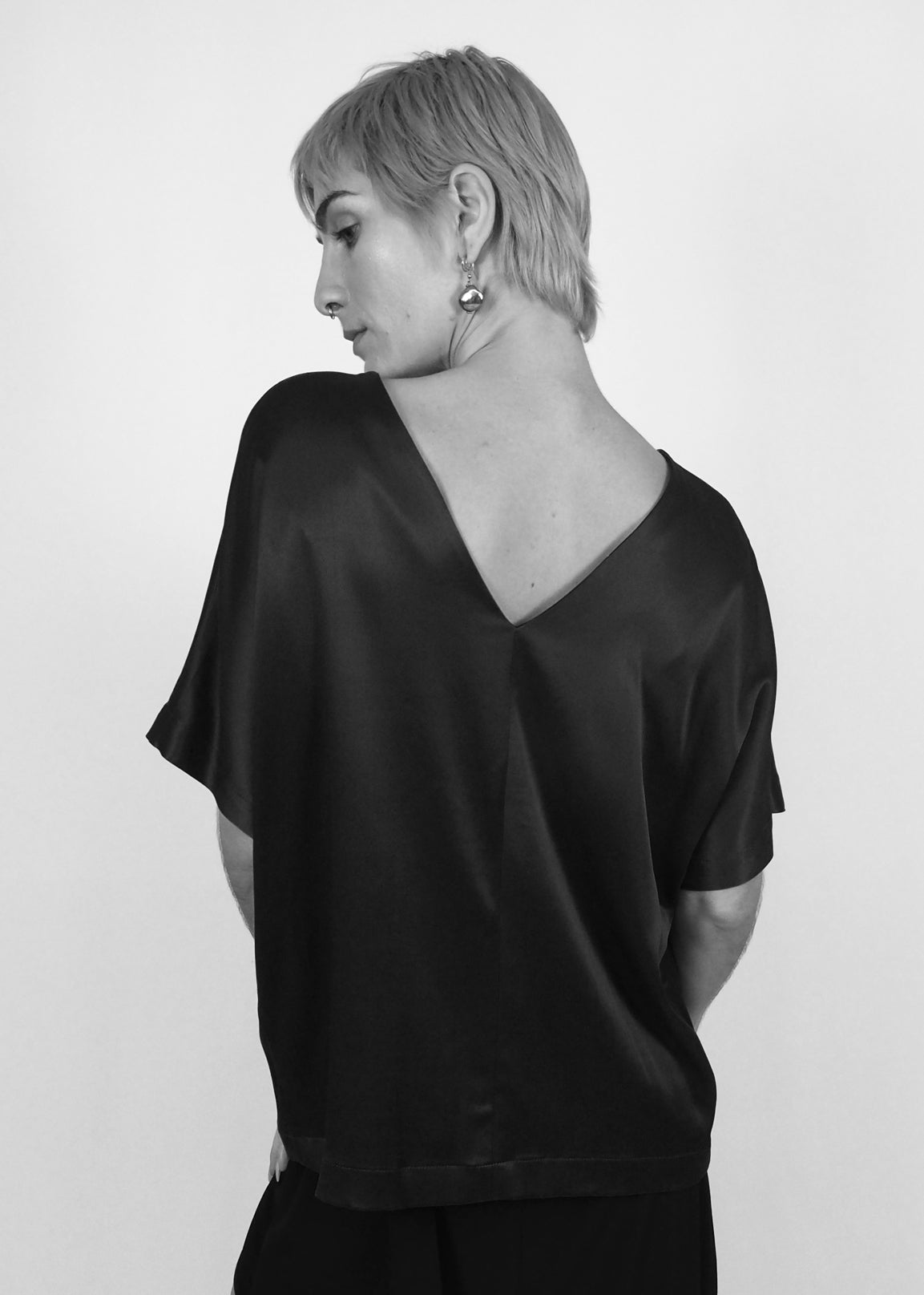 V-Neck Short Sleeve Top in Black with Transparent Back "Lille"