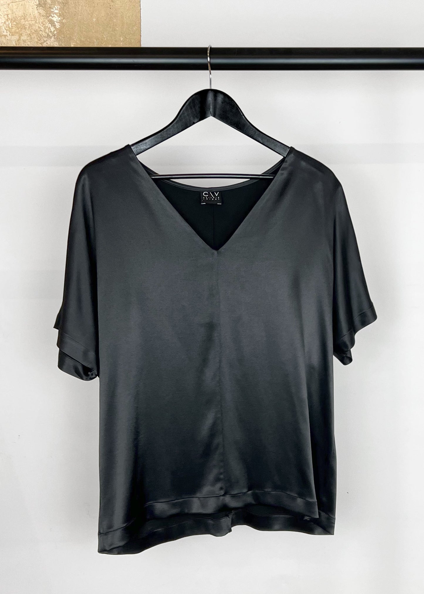 V-Neck Short Sleeve Top in Solid Black "Lille"
