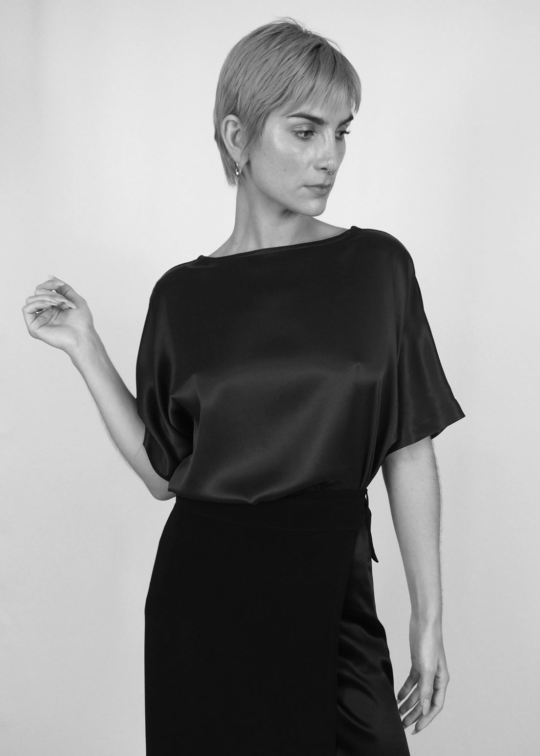 V-Neck Short Sleeve Top in Solid Black "Lille"